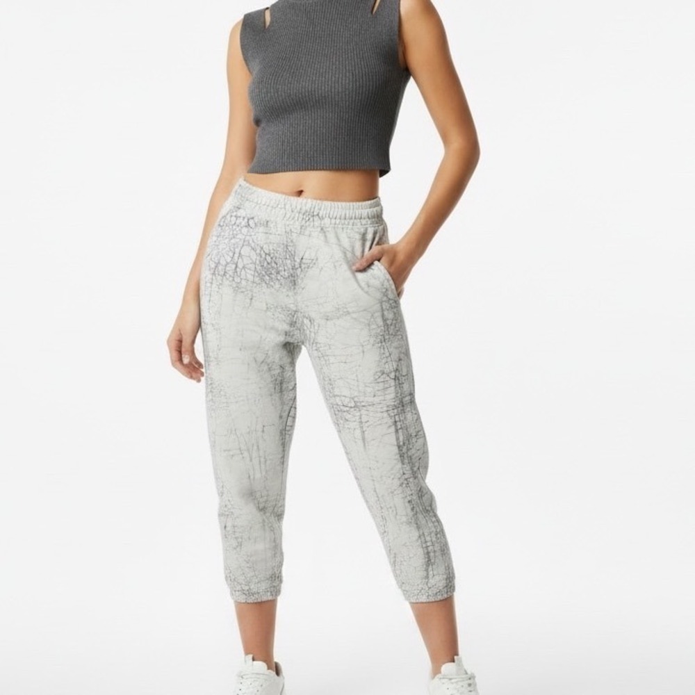 Lululemon Scuba Jogger Capri Crackle Print White Black Grunge Athleisure Sz 8/10